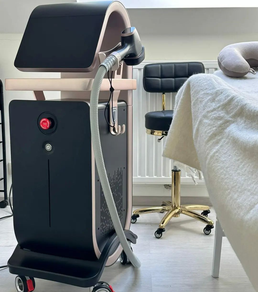 Aparat de Epilare Definitiva cu 3 Lungimi de Unda, Fedora, soft Inteligenta Artificiala, dioda 3000W, Putere Aparat 6900W cu capete interschimbabile