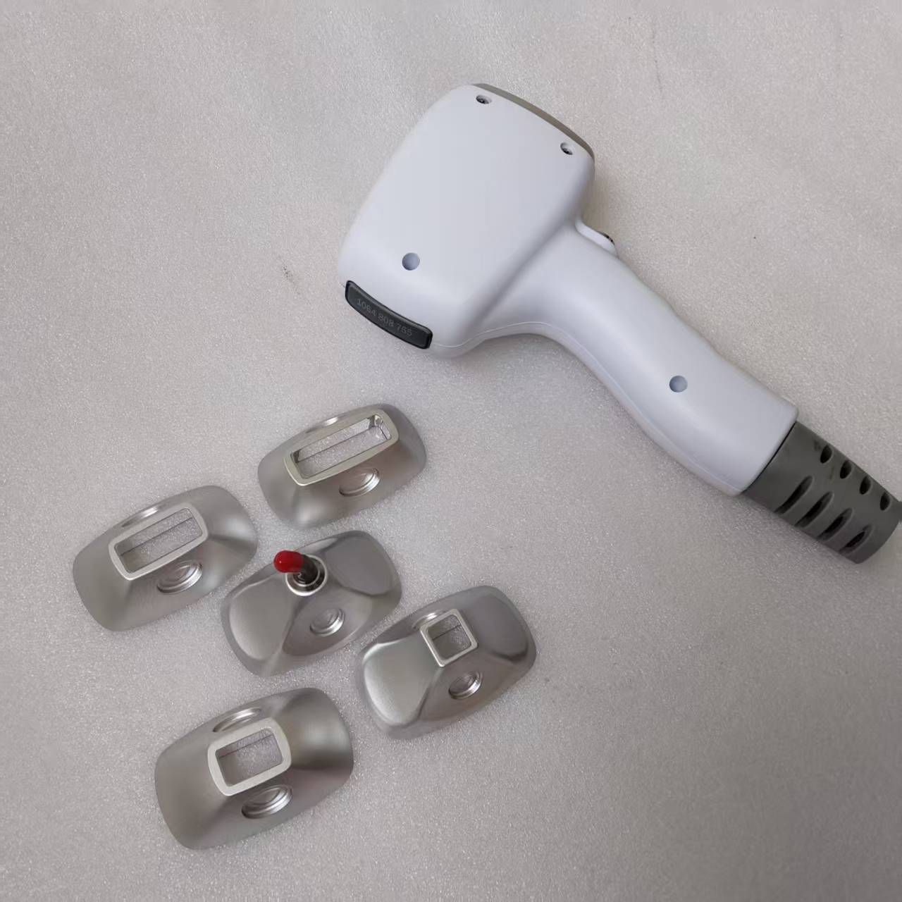 Aparat Profesional pentru Epilare Definitiva cu Dioda Laser, 4 lungimi de unda 755nm+808nm+940nm+1064nm, Manipuli cu Display Digital, 5 Capete Detasabile, 100 milioane impulsuri, ProLaser, 3500W, cu doi manipuli