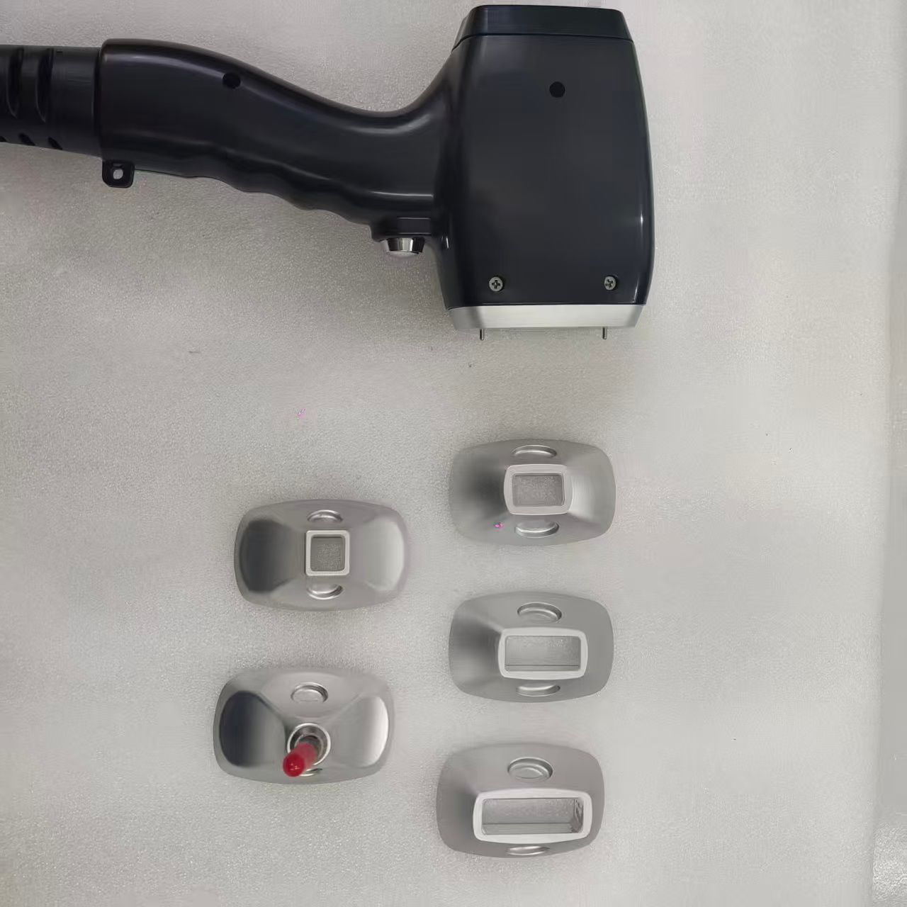 Aparat Profesional pentru Epilare Definitiva cu Dioda Laser, 4 lungimi de unda 755nm+808nm+940nm+1064nm, Manipuli cu Display Digital, 5 Capete Detasabile, 100 milioane impulsuri, ProLaser, 3500W, cu doi manipuli