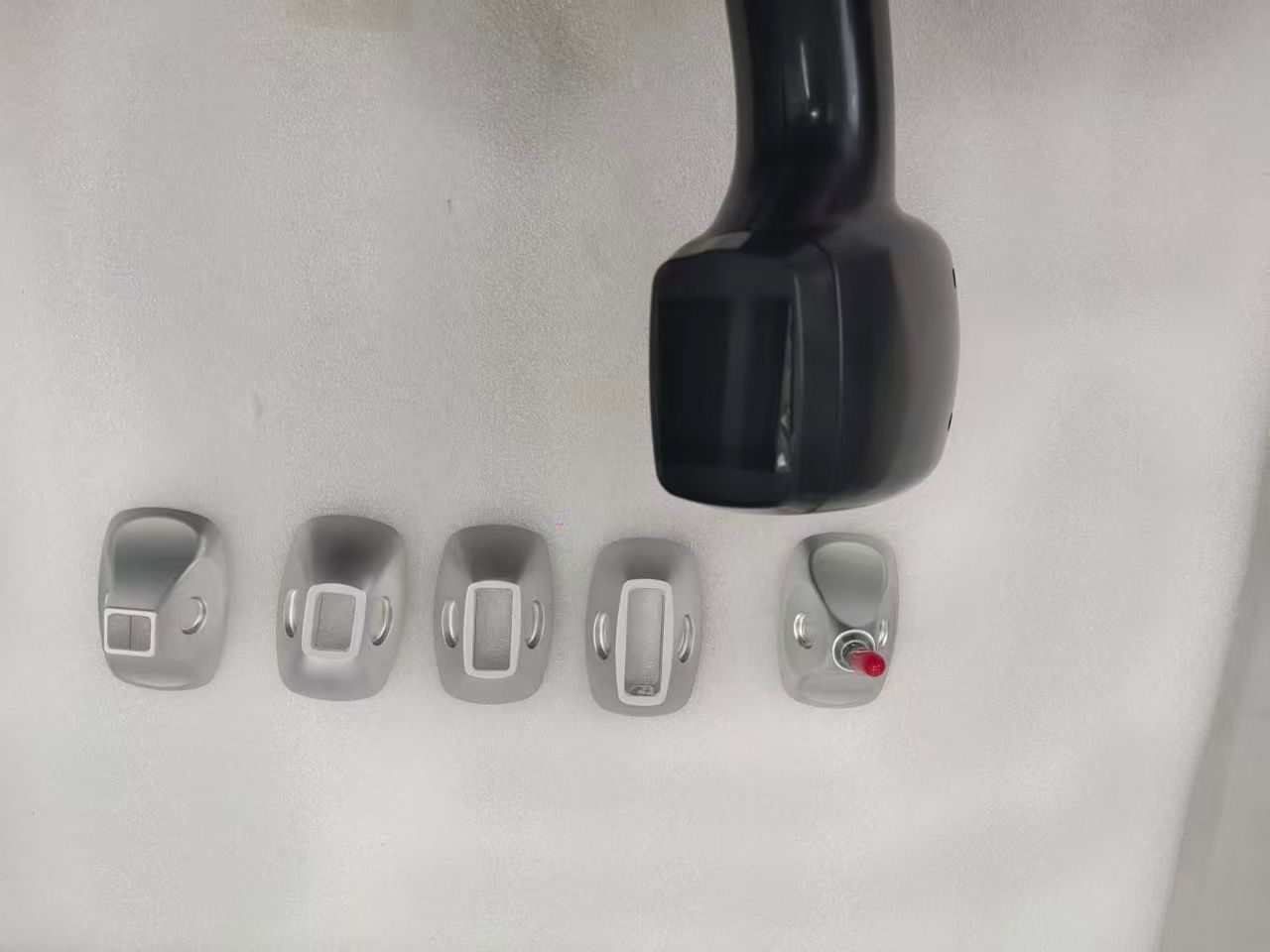 Aparat Profesional pentru Epilare Definitiva cu Dioda Laser, 4 lungimi de unda 755nm+808nm+940nm+1064nm, Manipuli cu Display Digital, 5 Capete Detasabile, 100 milioane impulsuri, ProLaser, 3500W, cu doi manipuli