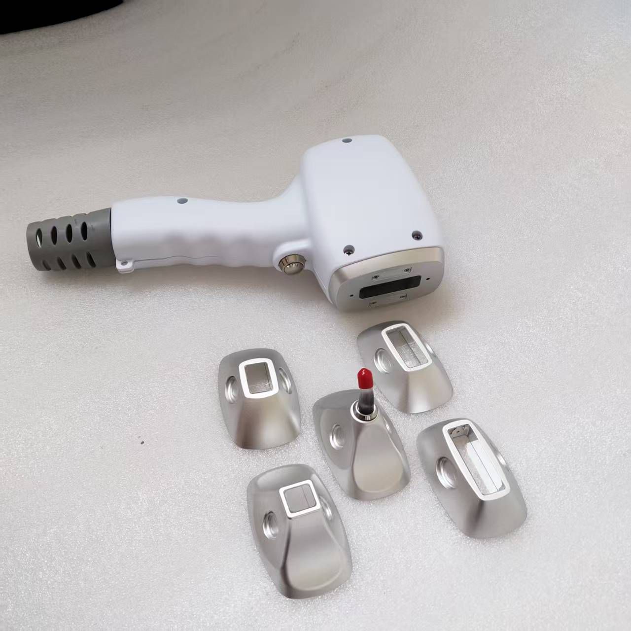 Aparat Profesional pentru Epilare Definitiva cu Dioda Laser, 4 lungimi de unda 755nm+808nm+940nm+1064nm, Manipuli cu Display Digital, 5 Capete Detasabile, 100 milioane impulsuri, ProLaser, 3500W, cu doi manipuli