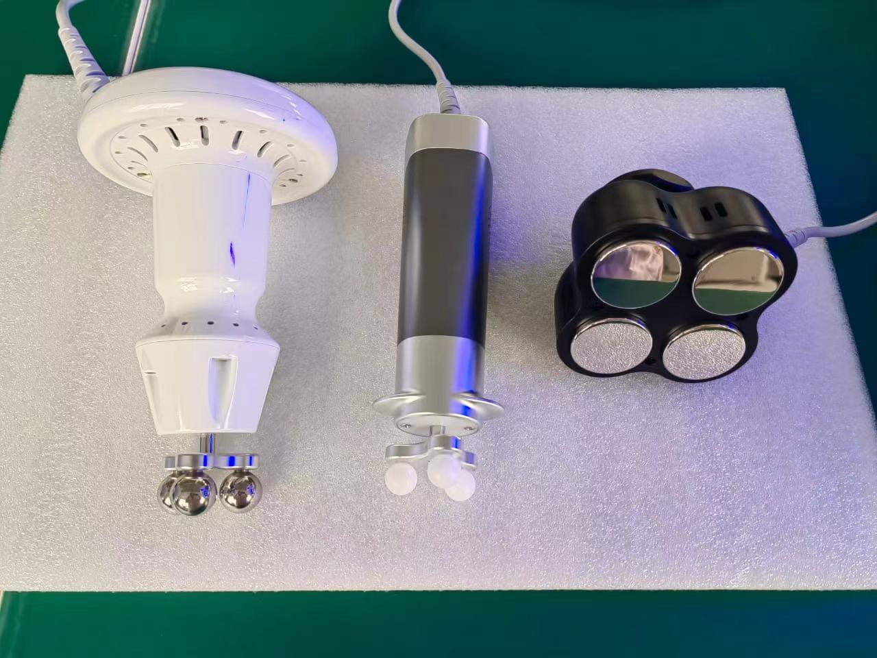 Aparat Profesional pentru Slabit si Celulita 4D Fat Blasting, Lip - O cu 4 functii : Radiofrecventa, UltraCavitatie, Masaj cu Role si Electrostimulare